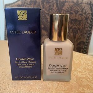 Estée Lauder Double Wear Stay-in-Place foundation (warm vanilla)